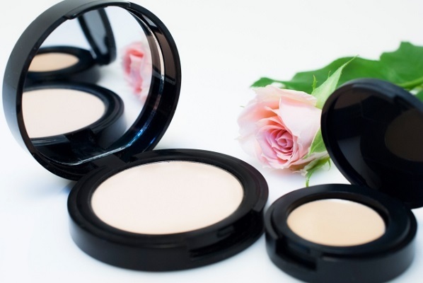 ほんとに塗り方合ってる？透明美肌を叶えるための、正しいファンデの塗り方とは