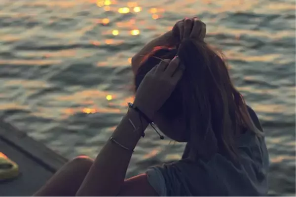 きゅうくつな髪はもう卒業！「引っぱる」だけ、モテ髪のつくり方