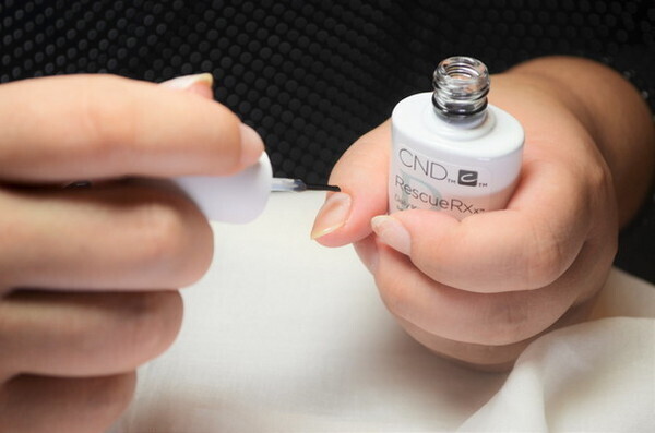 すっぴん爪も美しく！「爪がガサガサ」を救う自爪の保護剤の使い方