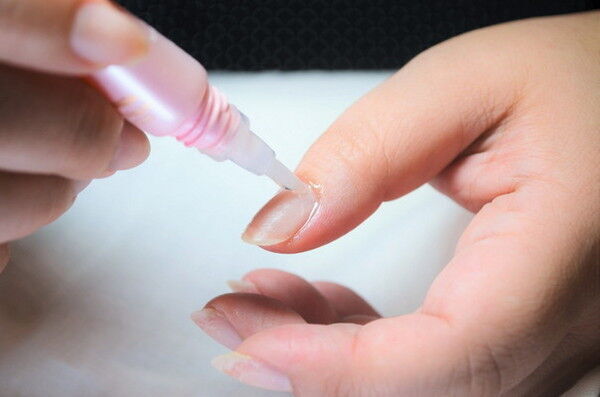 すっぴん爪も美しく！「爪がガサガサ」を救う自爪の保護剤の使い方