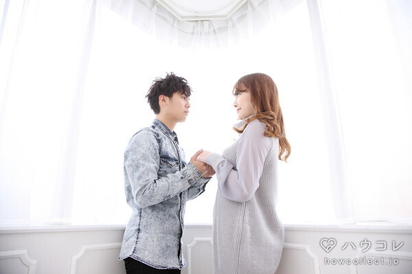 手を握りながら・・・男子の心を揺さぶる告白テクニック