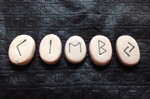 古代ルーン文字がささやく！「あなたの仕事へのヒント」とは？