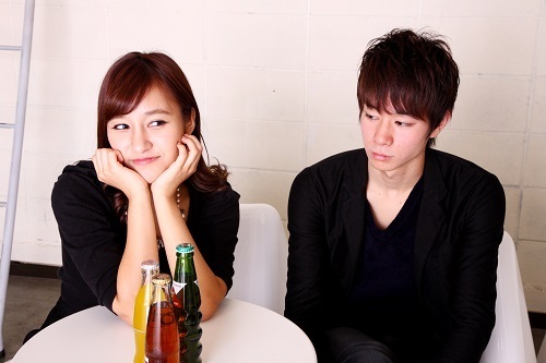 勘違い！女性が飲み会でやりがちな「逆にモテない」振る舞い・６つ