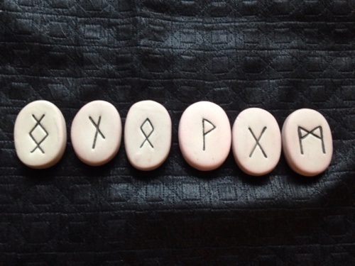 古代ルーン文字がささやく！「あなたの恋愛へのヒント」とは？