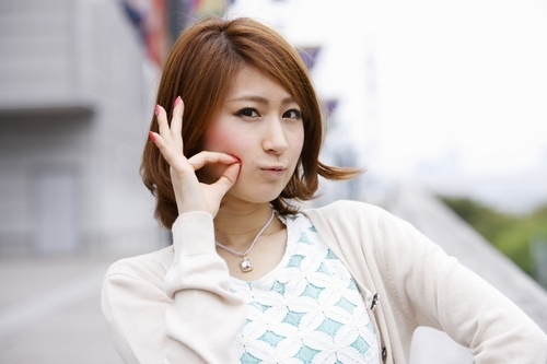 今すぐできる！顔のたるみを防ぐ日常エクササイズとは？