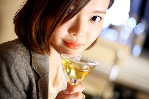 バーで大人な男性と「遊びじゃない出会い」をする方法・４つ