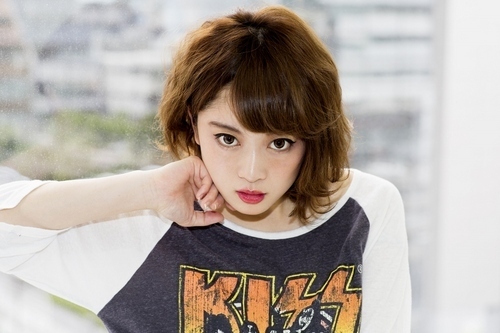 セクシーな魅力を引き出す、グランジスタイル