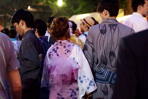 花火大会で急接近！？気になる彼に意識させる方法・４パターン