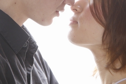 大切な人を守るためにも知っておきたい！「キスから移る病気」とは？