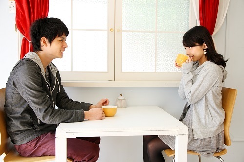 男性が女友達に「ふいに恋に落ちてしまった」瞬間・４つ