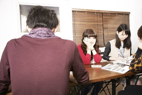 「サラダ取り分け女子」はもう古い！合コンでモテる女子の言動とは