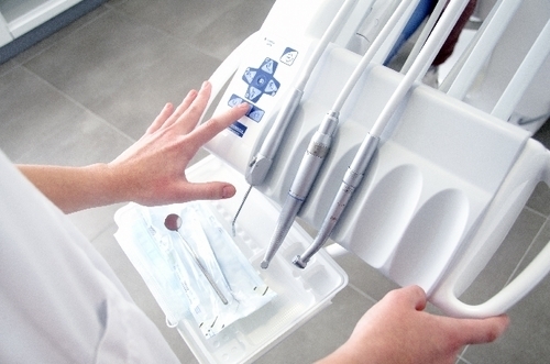 顔のゆがみを引き起こさない！重要な「歯科治療」とは？