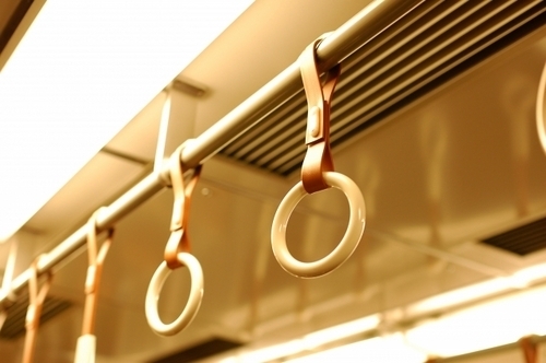 通学時間でバストアップ！？「電車つり革エクササイズ」