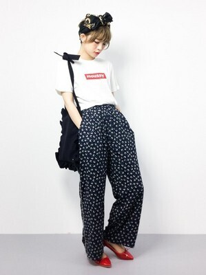 脱・カジュアルでかわいく♡「ロゴT」をガーリーに着こなして