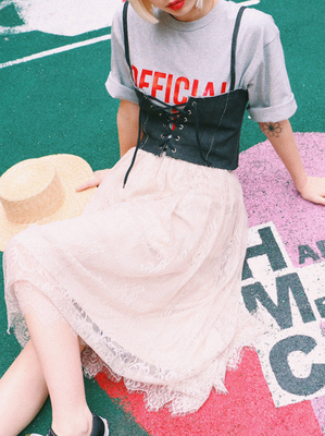 脱・カジュアルでかわいく♡「ロゴT」をガーリーに着こなして