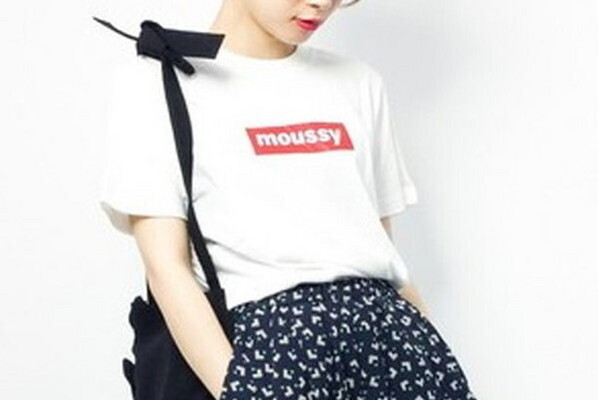 脱・カジュアルでかわいく♡「ロゴT」をガーリーに着こなして