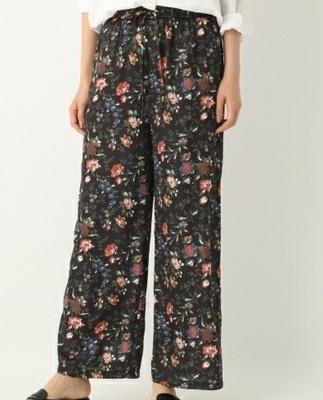 脱・カジュアルでかわいく♡「ロゴT」をガーリーに着こなして