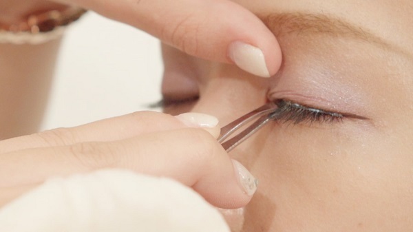 クール？それともフェミニン？変幻自在の夏イベントメイク