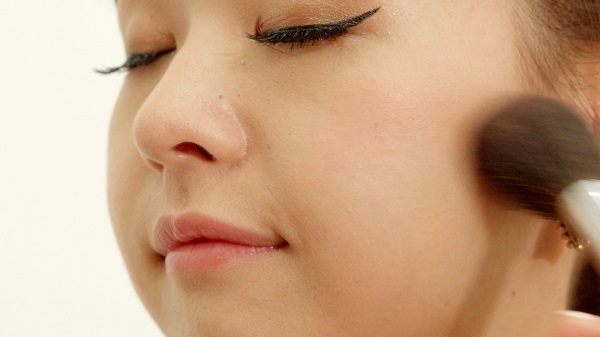 クール？それともフェミニン？変幻自在の夏イベントメイク