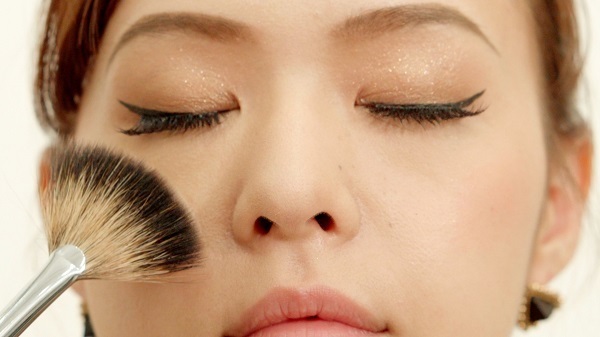 クール？それともフェミニン？変幻自在の夏イベントメイク