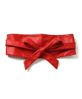 ワンポイントの「赤」で脱マンネリ♡効かせてこなれる使い方