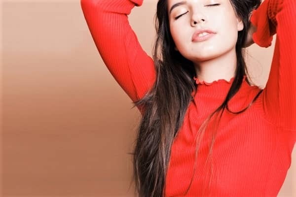 男性が放っておかない！？服や小物の赤パワーで「モテ」をつかむべし