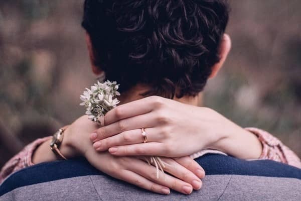 《超本気のサイン》彼が、大好きな本命彼女だけに見せる「４つの行動」