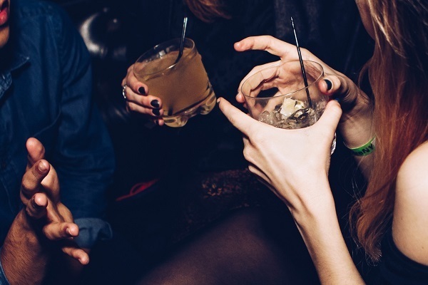 彼が女性のいる飲み会へ行く日。交際2年以上の彼女は何をしてるの？