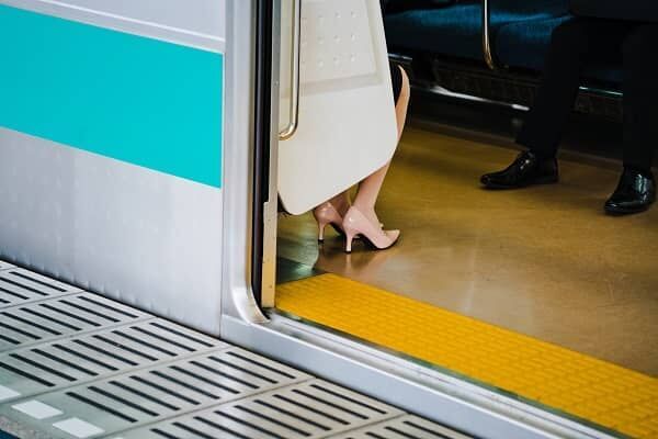 電車から見える彼女の足元