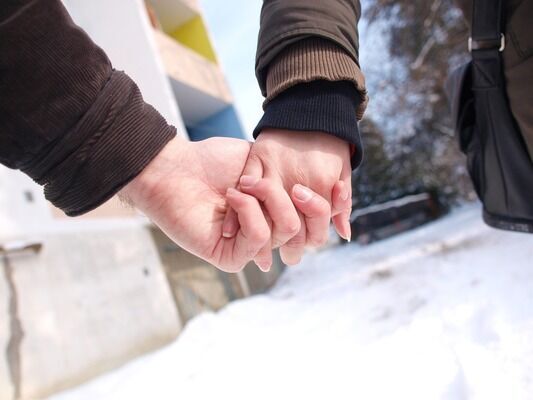 手を繋ぎたい男性が見せるサインと、女性から自然に手を繋ぐ方法！