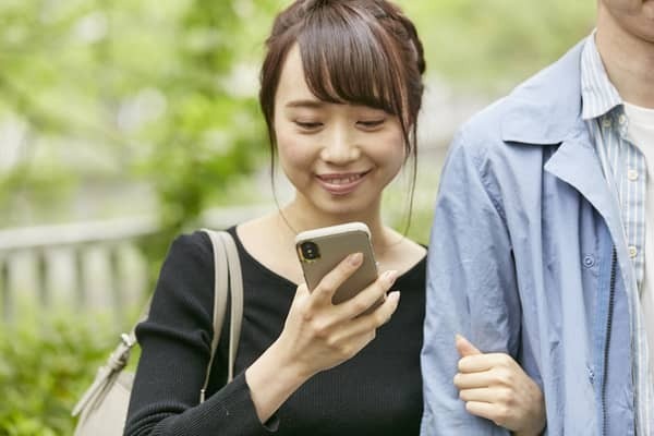 デート中に彼のハートをつかむ「ほどよく、さりげなくかわいい」の秘訣