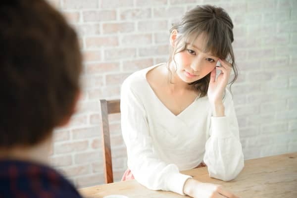 男性が意中の女性の前でやってしまうカッコつけ