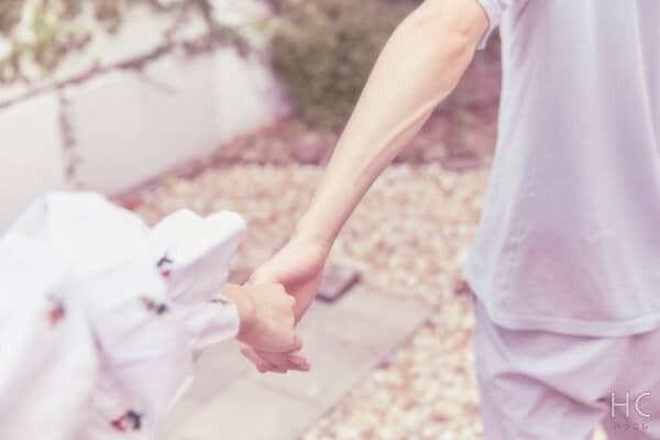 迷うタイミングとシチュエーション...。男性と自然に手を繋ぐ方法とは？