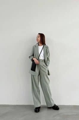 【ユニクロ】新作が過去１イイ...！‘‘大人​​っぽ春コーデ’’はコレで決まり「上下ユニクロ」