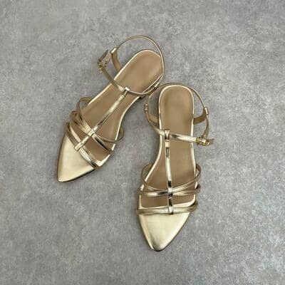 「ウソ...2500円以下！？！」レベル高すぎる【GU】高見えサンダル「完売秒読みかも」