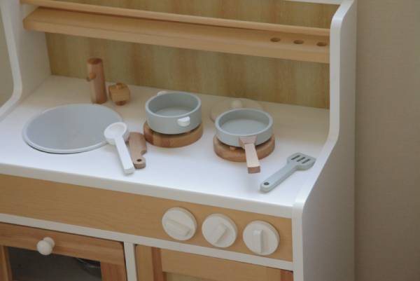 2、3歳のプレゼントにぴったり！ おしゃれで創造力をかきたてるおままごとキッチン