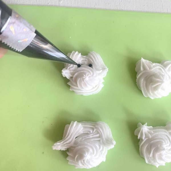 ＜おうちでワークショップ＞ 東ちなつさんに教わる『アイシングクリームでつくるふわもこ動物の顔』