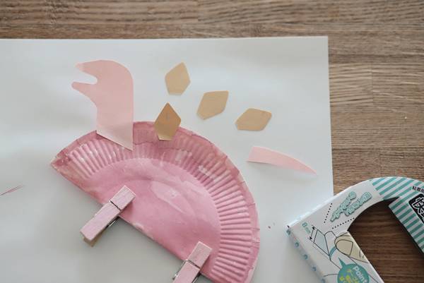 【kinakoさん 親子工作アイディア】紙皿と洗濯ばさみでつくる「ジュラシックパーク」