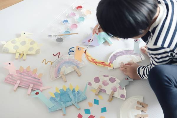 【kinakoさん 親子工作アイディア】紙皿と洗濯ばさみでつくる「ジュラシックパーク」