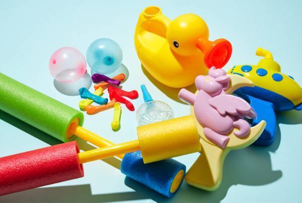 手軽に遊ぼう！ ワンコインで買える水遊びグッズ