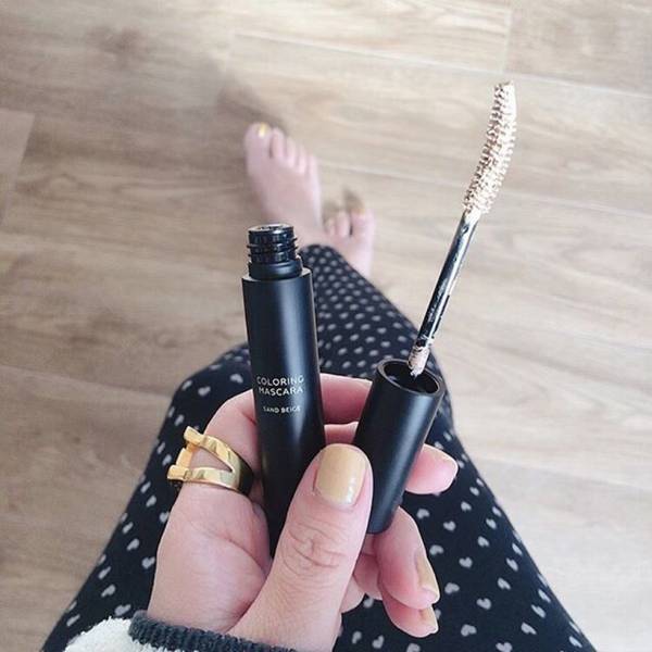 ニットに似合う！「uneven」のベージュマスカラでつくる抜け感メイク