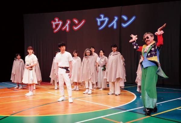 親子で演劇を観に行こう！ 範宇遊泳・山本卓卓さん & 坂本ももさんに聞いた、観劇の楽しみ方