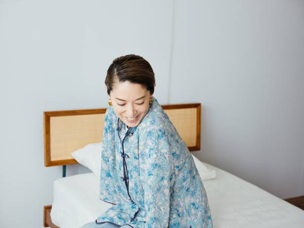 モデル・花楓さんと〈ACME Furniture〉のコラボ家具が販売スタート♪