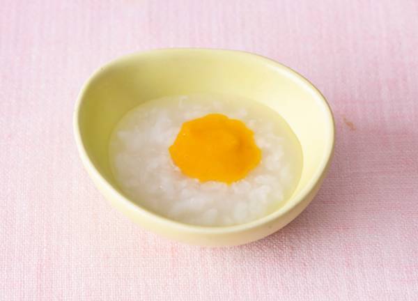 離乳食初期（ゴックン期・生後5～6ヵ月頃） 量や進め方は？ おすすめレシピを紹介