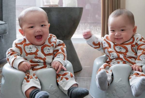 【連載】モデル・武智志穂の沖縄でのんびり双子育児 Vol.4「離乳食に必要なアイテム」