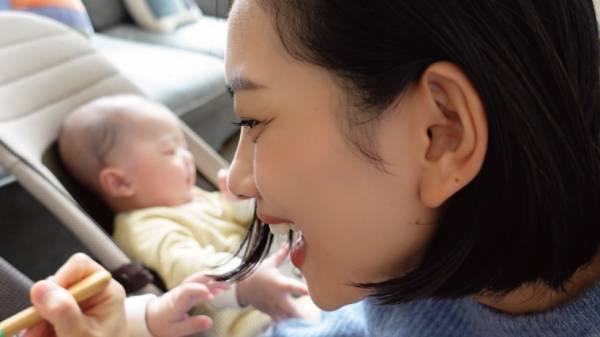 【連載】モデル・武智志穂の沖縄でのんびり双子育児 Vol.5「ついに離乳食がスタート！ おすすめのベビーフードも」