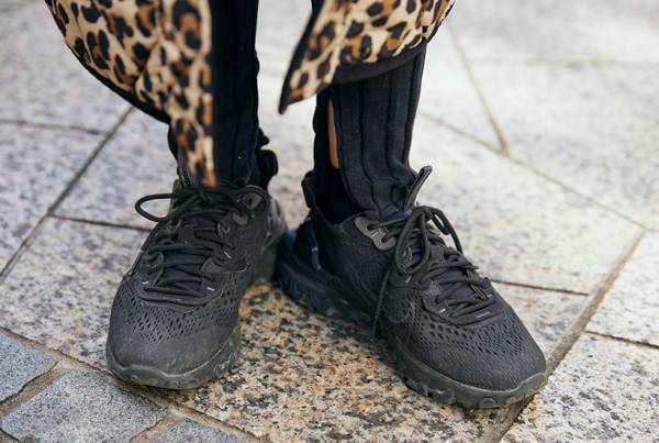 おしゃれママはどんなスニーカーを履いている？ トレンドのハイテク、コラボものなどなど…