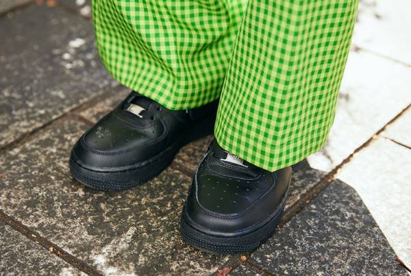 おしゃれママはどんなスニーカーを履いている？ トレンドのハイテク、コラボものなどなど…