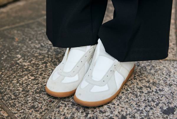 おしゃれママはどんなスニーカーを履いている？ トレンドのハイテク、コラボものなどなど…