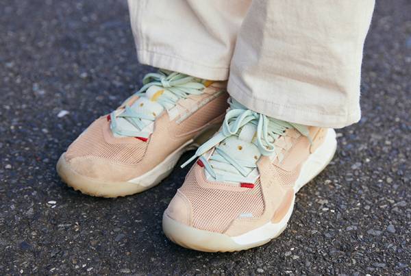 おしゃれママはどんなスニーカーを履いている？ トレンドのハイテク、コラボものなどなど…